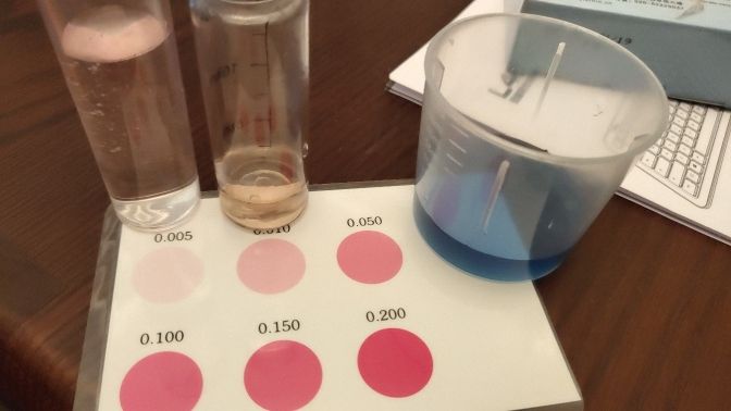 晚上又测了次水质。PH有降低，8左右了。亚硝酸盐两种试剂测出结果有差距，一个0.005，一个0.025，我也是醉了。氨氮没测，那试剂太他母亲的垃圾！
