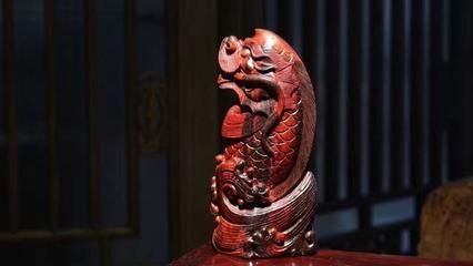 龙鱼摆件的寓意和象征是什么：龙鱼摆件在中国文化和风水中具有丰富的寓意和象征意义 龙鱼百科 第1张