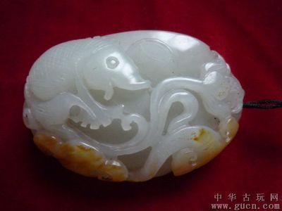玉石金龙鱼摆件：在玉器上雕刻龙和鱼具有丰富的寓意和历史文化背景